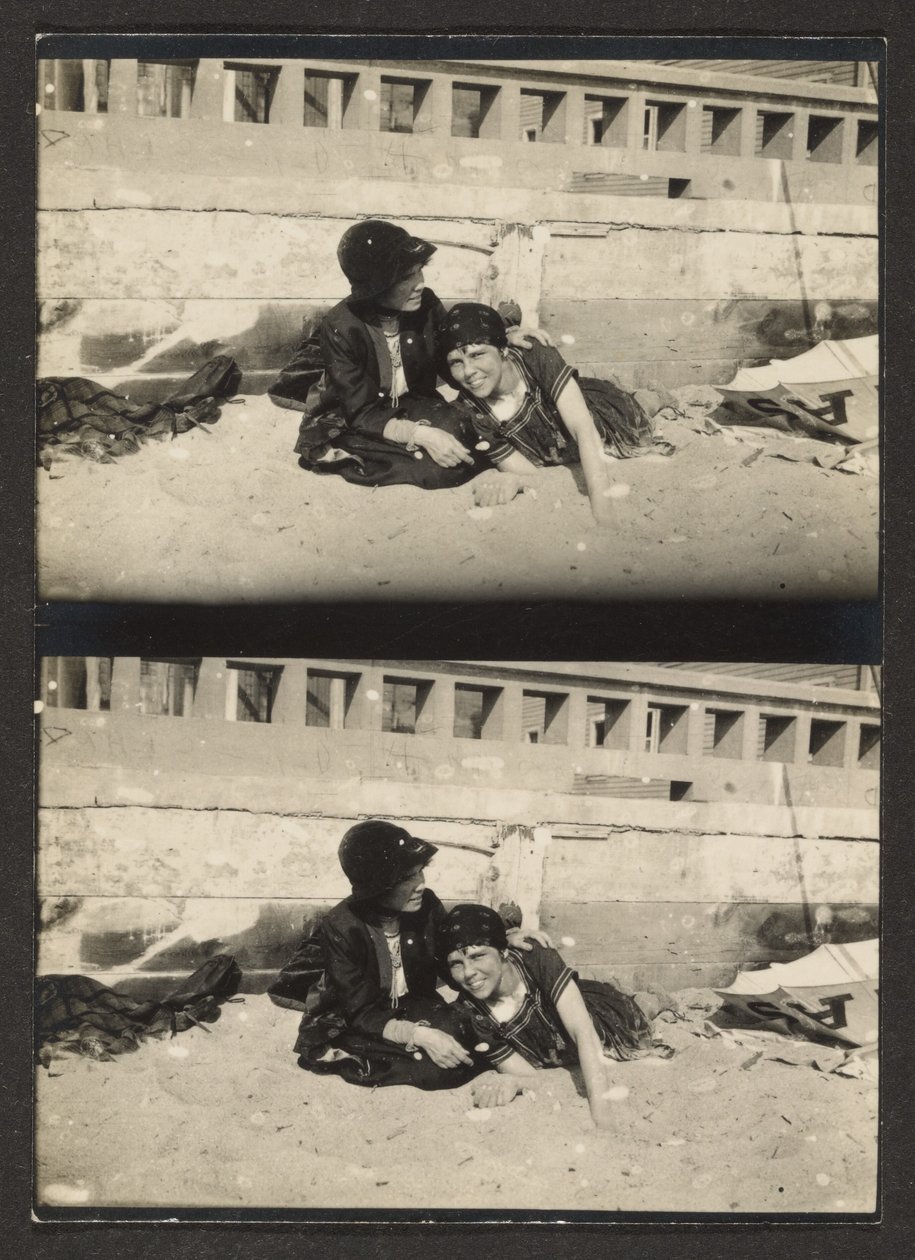 [Twee vrouwen op strand, opnieuw gefotografeerd] door Louis Fleckenstein