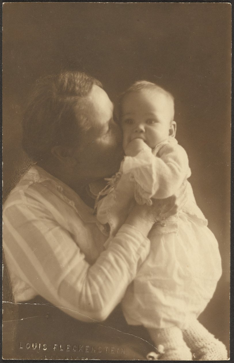[Vrouw die een baby kust] door Louis Fleckenstein