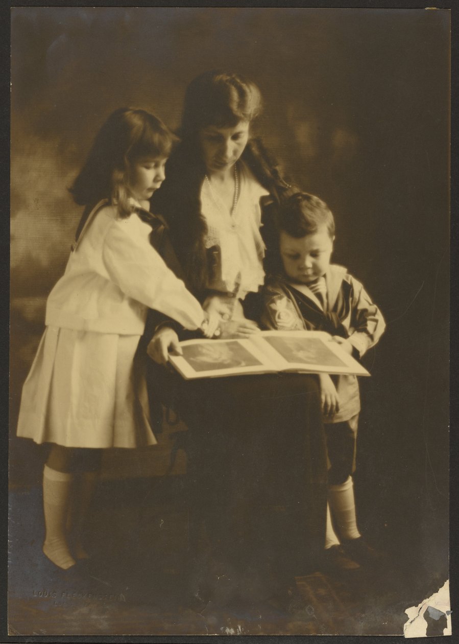 [Vrouw en kinderen met prentenboek]. door Louis Fleckenstein