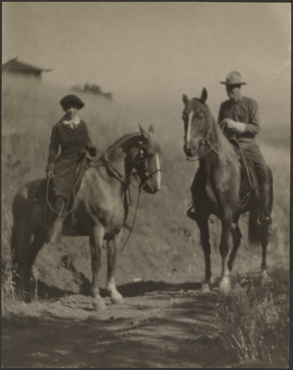 [Vrouw en man te paard] door Louis Fleckenstein