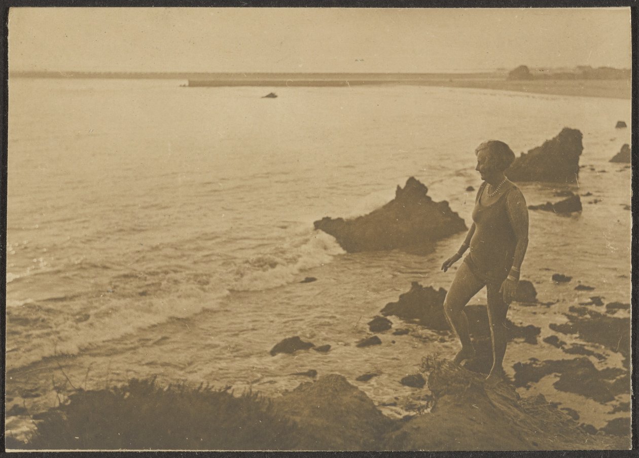 [Vrouw op het strand] door Louis Fleckenstein