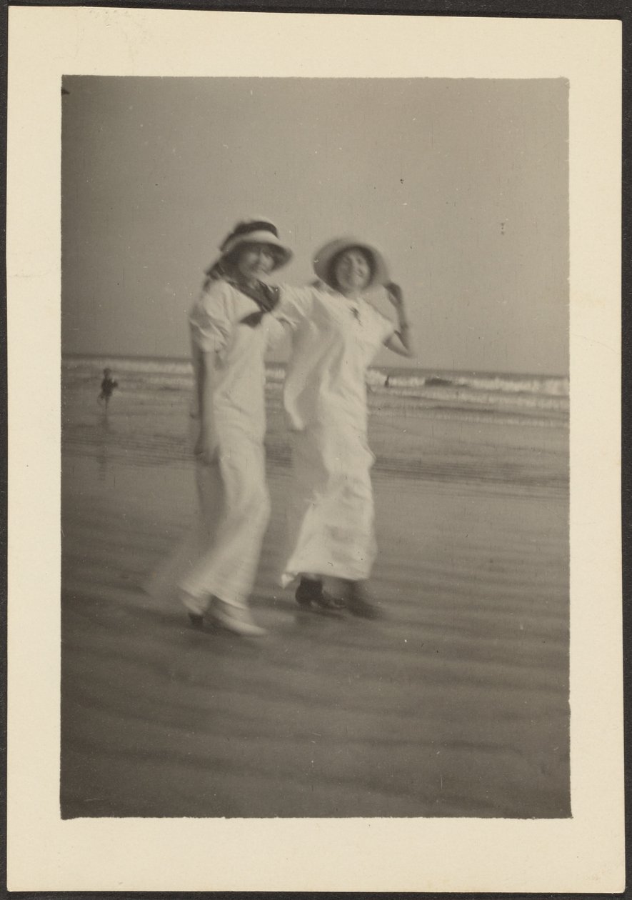 [Vrouw in witte jurken op het strand] door Louis Fleckenstein