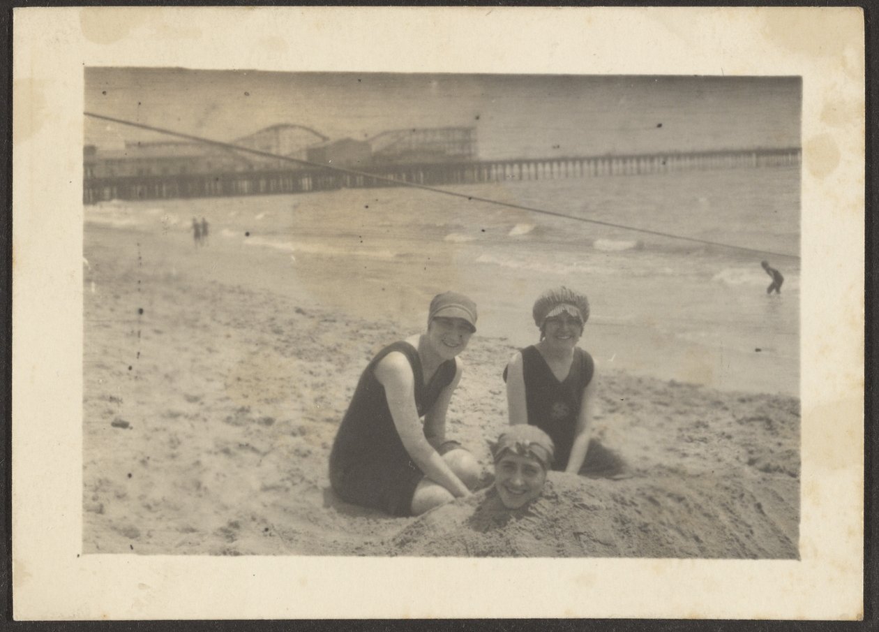 [Vrouwen op het strand die een vriendin in het zand begraven] door Louis Fleckenstein