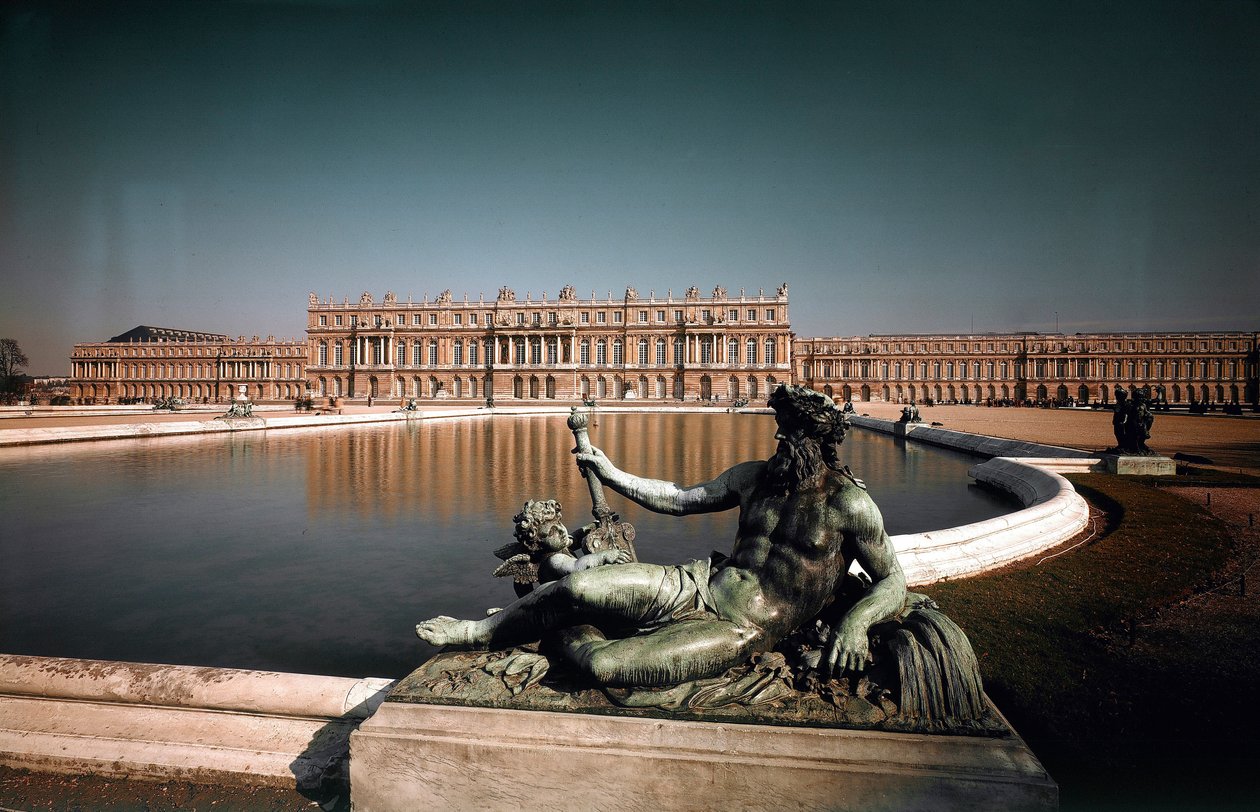 Zicht op de gevel en fonteinen van het park van het kasteel van Versailles. Gecreëerd door architecten Louis Le Vau (1612-1670) en Jules Hardouin Mansart (1646-1708) 1668-1684 Kastelen van Versailles en Trianon, Versailles door Louis and Mansart Jules H.  Le Vau