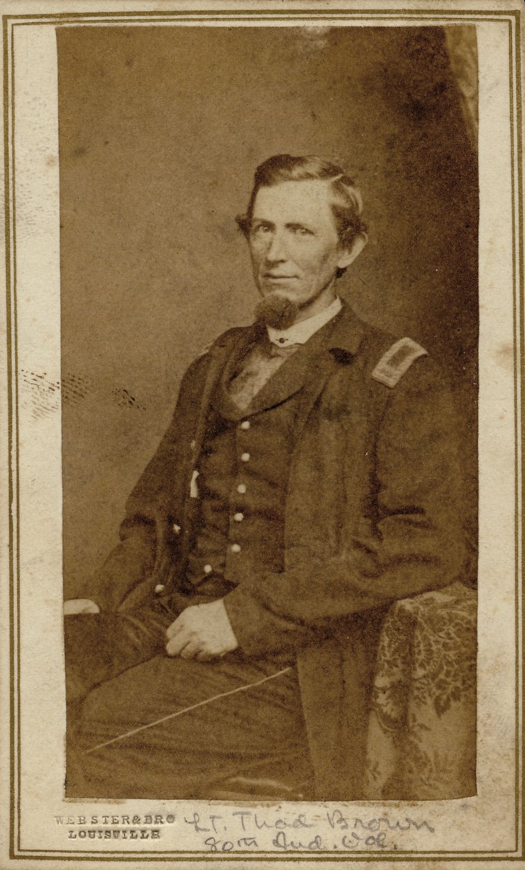 Halflang portret van een zittende man in uniform door Louisville Webster