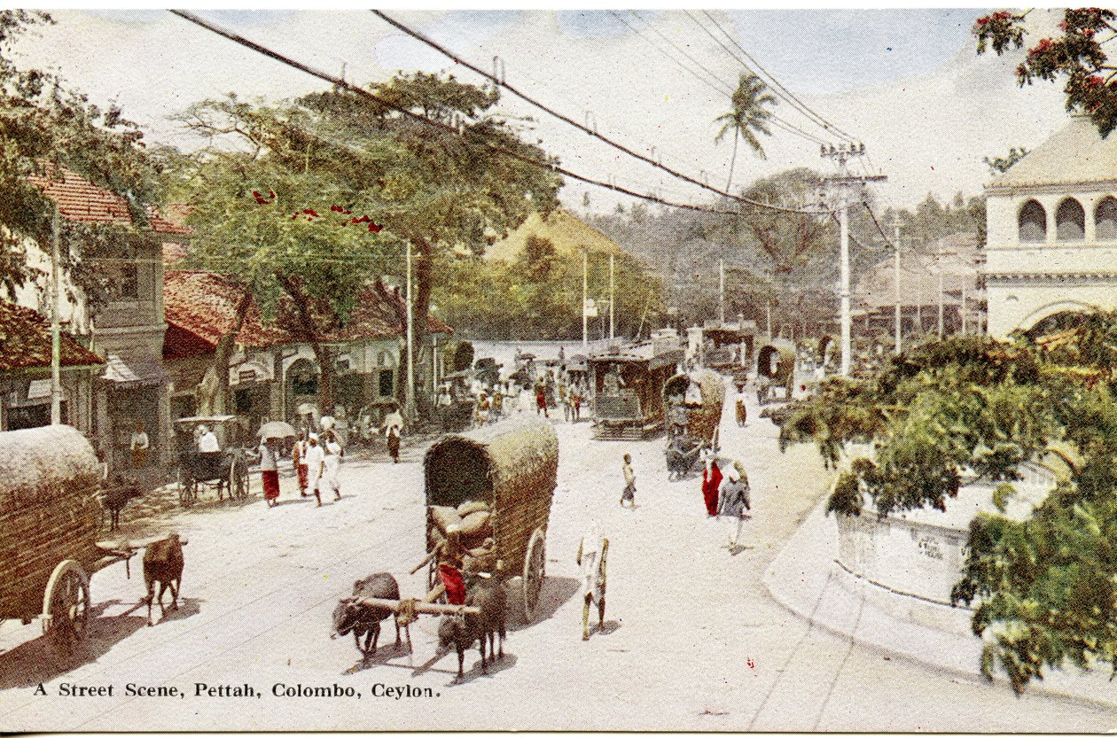 Straatscène, Pettah, Colombo, Ceylon, ca. 1900-20 (handgekleurde foto) door Ltd. Ceylon Plâté