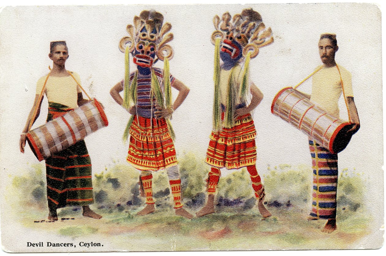 Duivelsdansers, Ceylon, ca. 1900-20 (handgekleurde foto) door Ltd. Ceylon Plâté