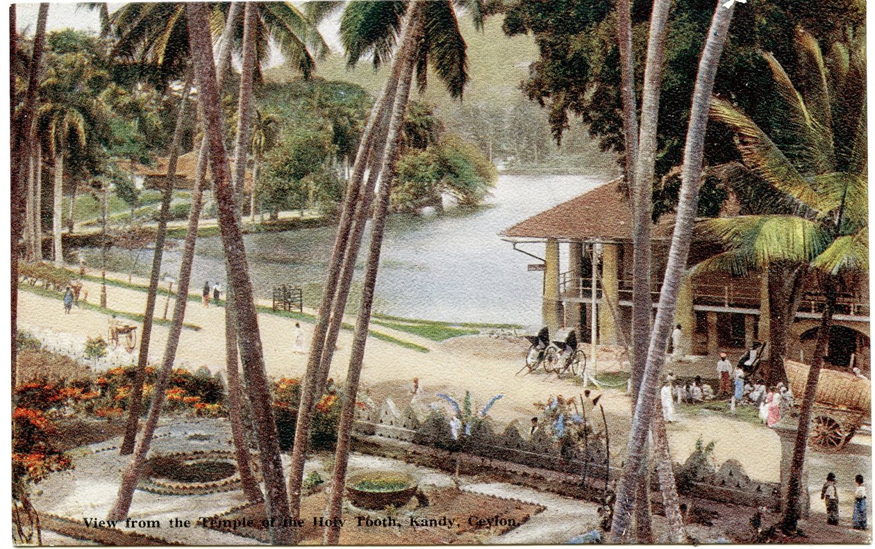 Uitzicht vanaf de Tempel van de Heilige Tand, Kandy, Ceylon, ca. 1900-20 (handgekleurde foto) door Ltd. Ceylon Plâté