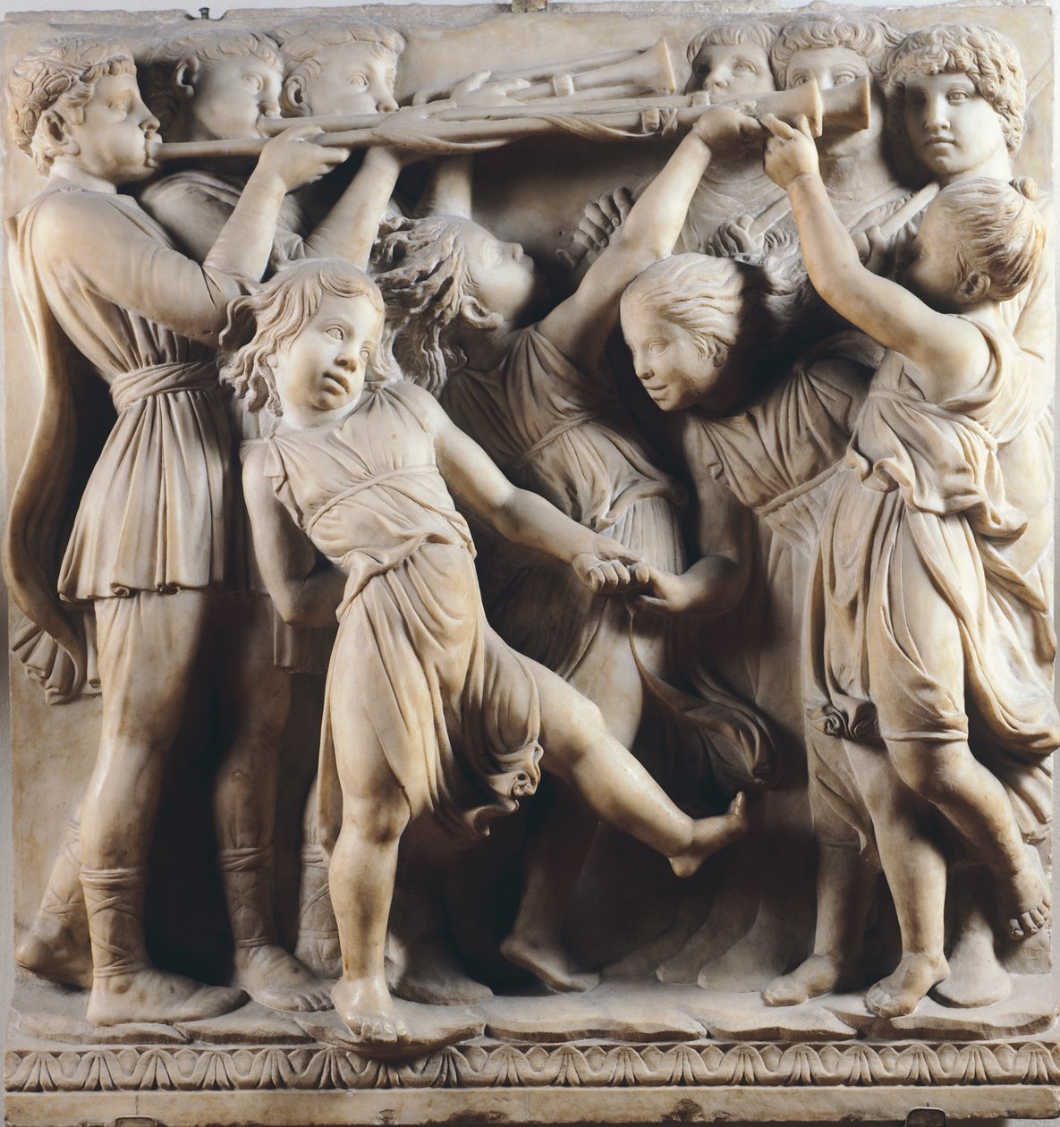 Kinderen en cherubijnen dansend, zingend en spelend (detail) door Luca Della Robbia