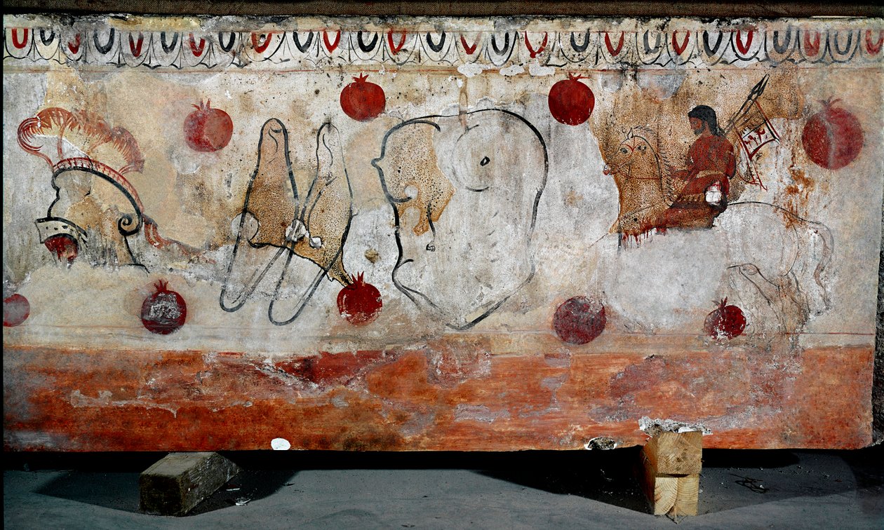 Een ruiter en de verschillende elementen van zijn harnas Lucaanse fresco uit de 4e eeuw v.Chr., afkomstig uit de necropolis van Paestum, Italië. Museo nazionale archeologico, Paestum door Lucanian School