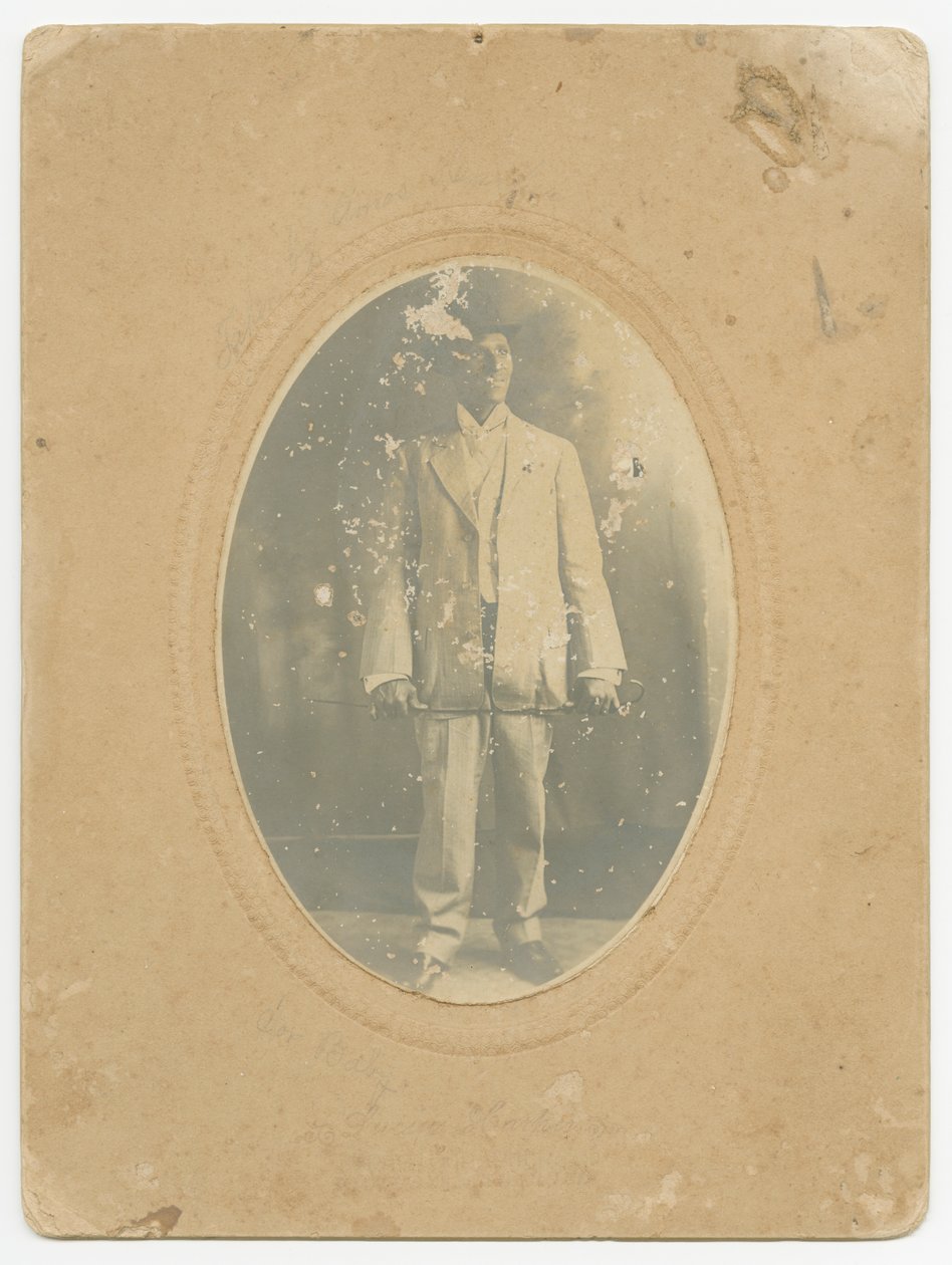 Foto van een man, ca. 1910 door Lucius Harper