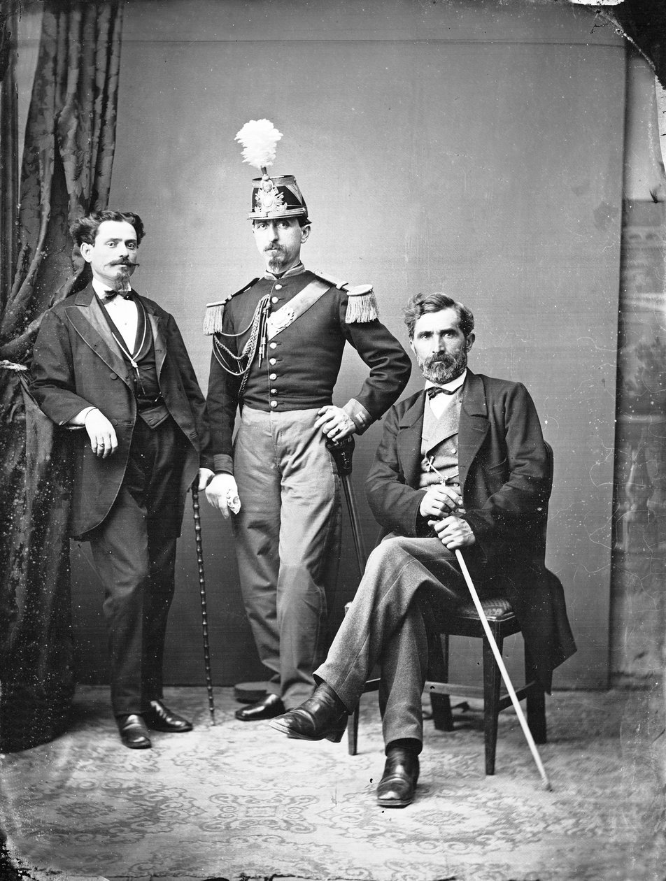 Portret van Romeinse edelen die poseren in een studiofoto door Ludovico Tuminello