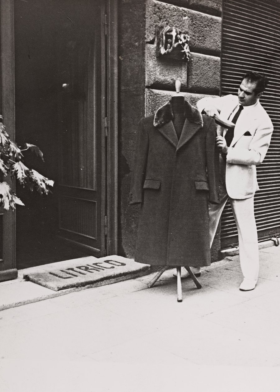 Angelo Litrico, stylist van Nikita Chroesjtsjov maar ook van John F. Kennedy, Juan Perón, Tito, Dwight D. Eisenhower, buiten zijn winkel in Rome door Luigi Leoni