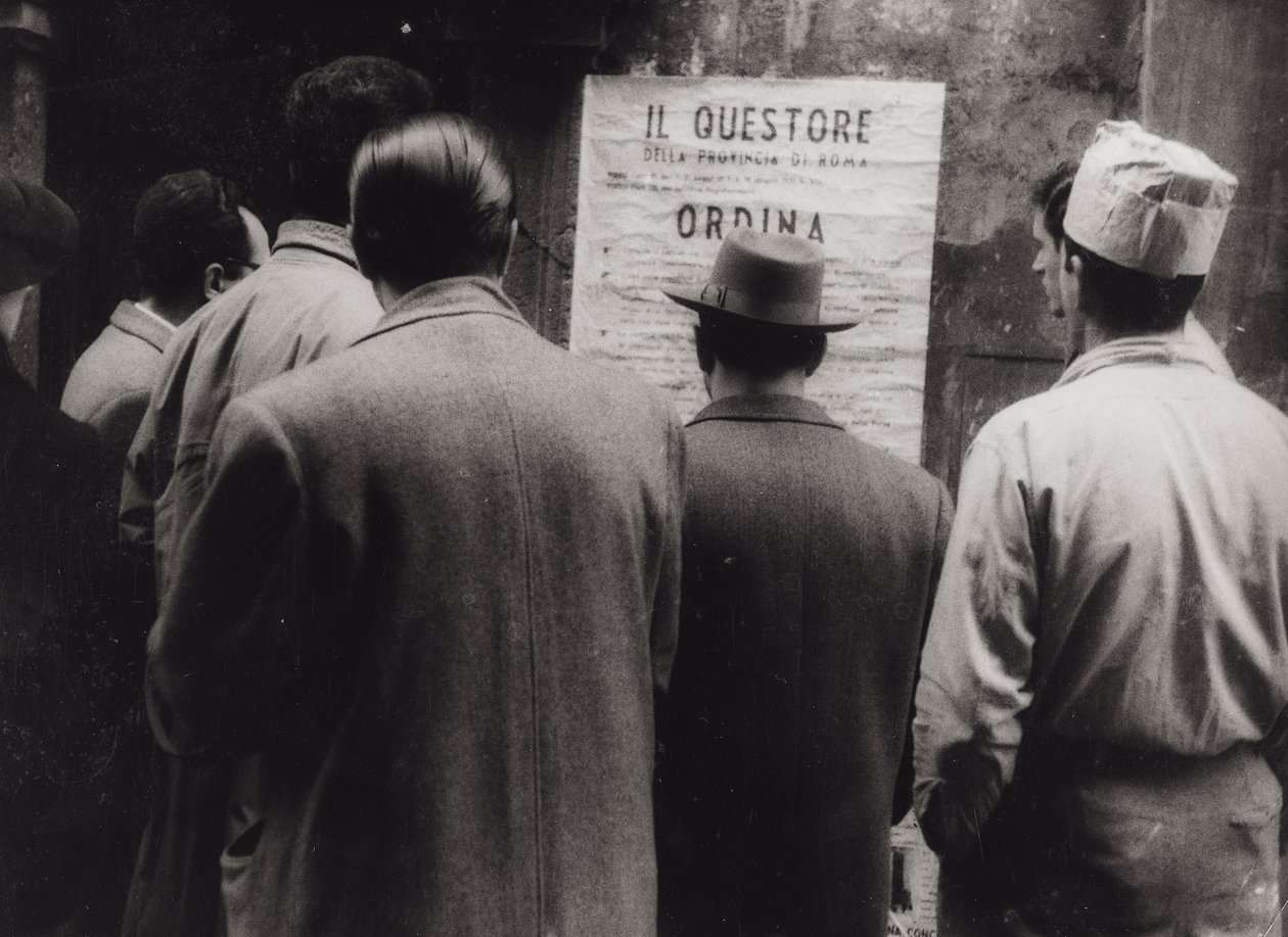 Groep mensen die een poster lezen in opdracht van de opzichter voor de opening van het Carnaval van Rome door Luigi Leoni