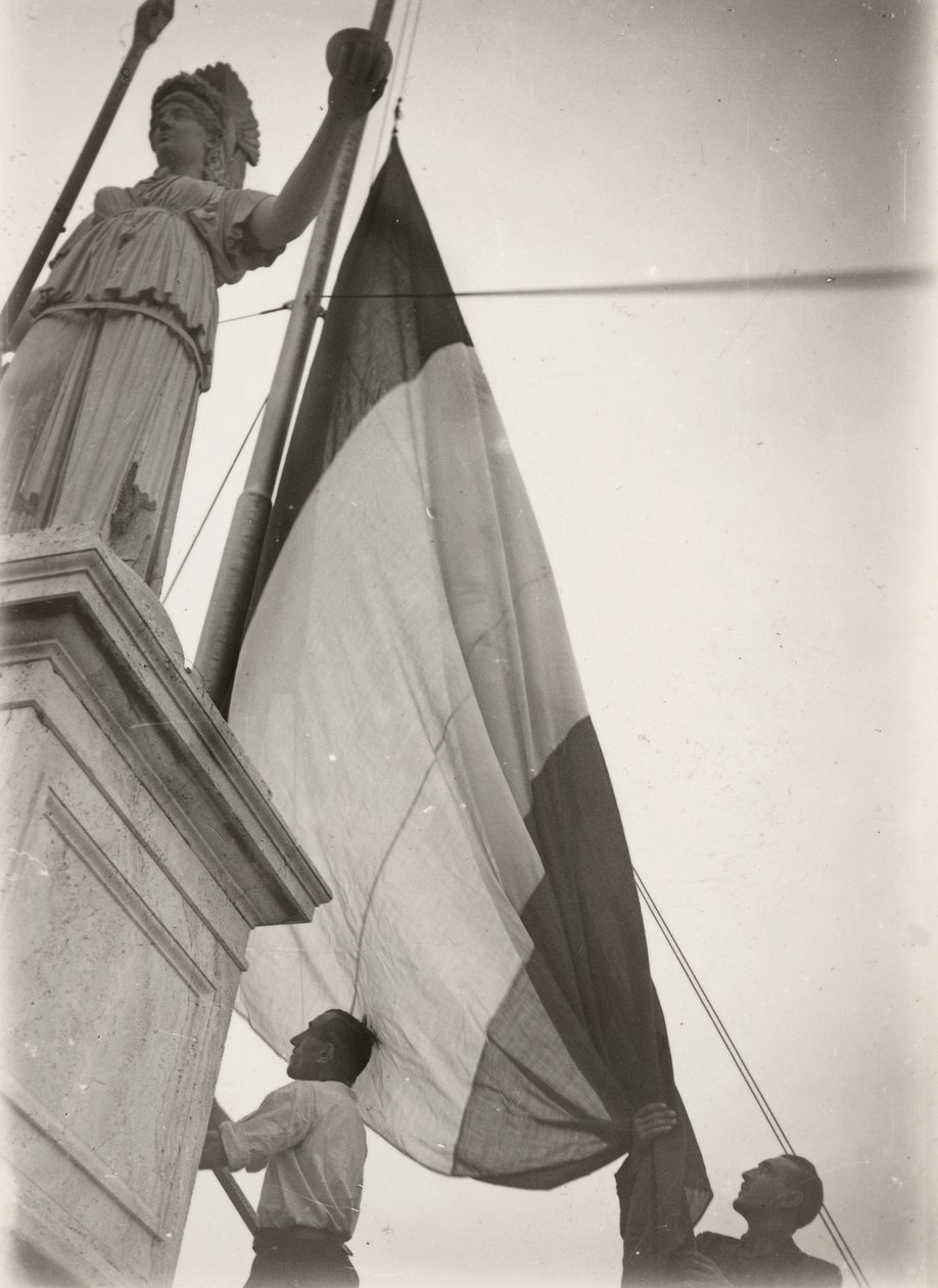 Italiaanse vlag gehesen bij een standbeeld door Luigi Leoni
