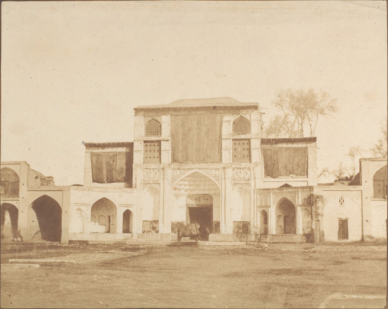 Buitenste ingang van het koninklijk paleis, Teheran door Luigi Pesce