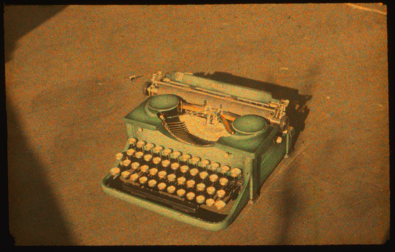 Stilleven kleurenfoto van een typemachine genomen met Autochrome Lumière en een 35mm camera door Luis Marden