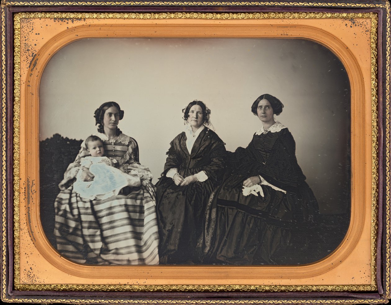 Portret van een moeder, kind en twee vrouwen,ca. 1850 (foto) door Luther Holman Hale