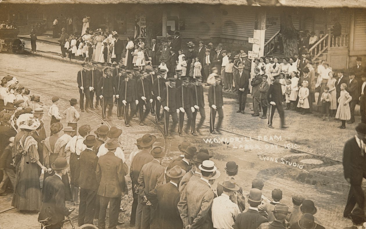 "Woodmen of the World Drill Team",1910 (foto) door Lyons Studio