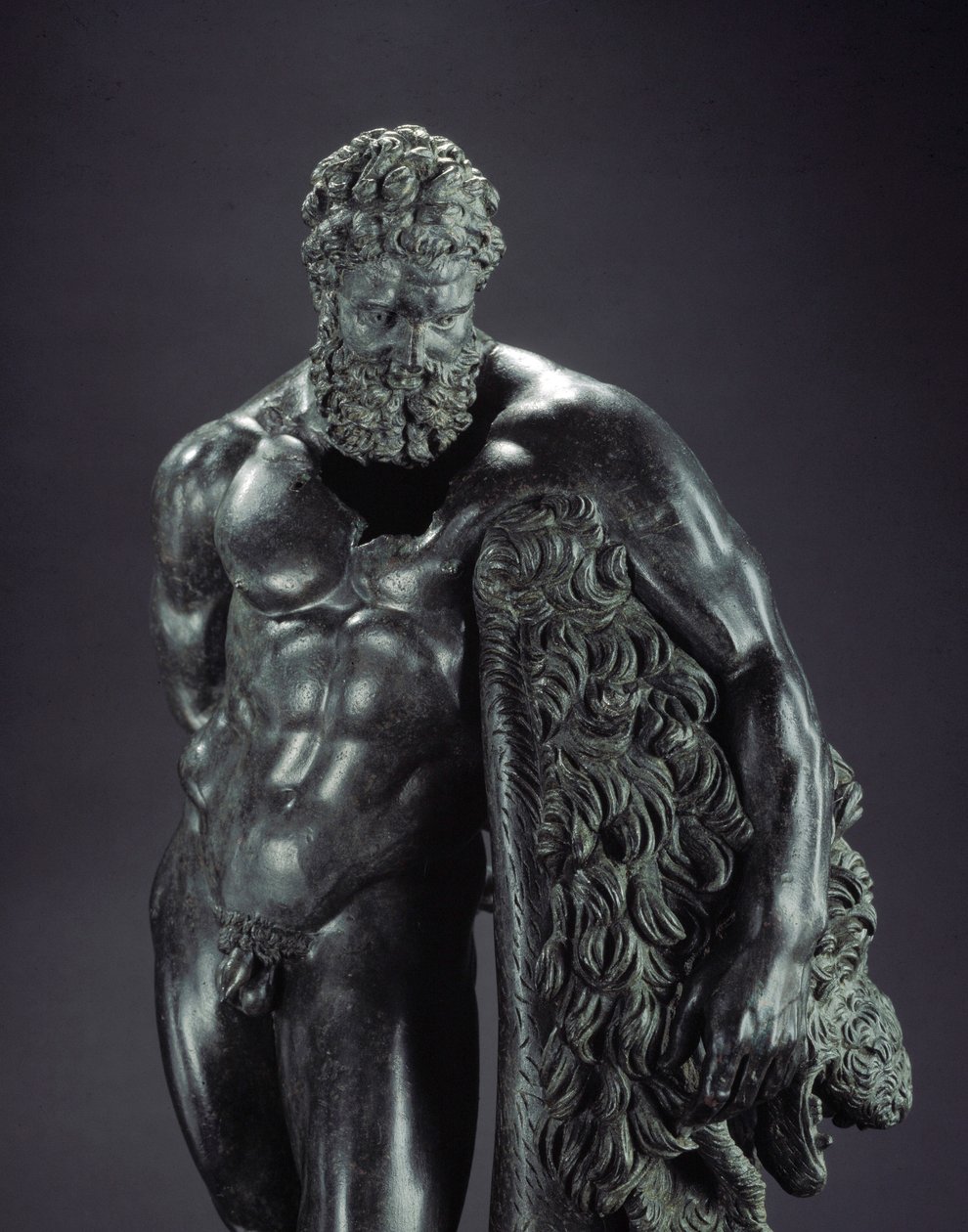 Griekse kunst: Herakles in rust. (detail) Bronzen beeld van Lysippos van Sicyone. 4e eeuw v.Chr. Van het heiligdom van Ercole Curino, Sulmona. Museo Nazionale Archeologico, Chieti, Italië door Lysippos (attributed to)