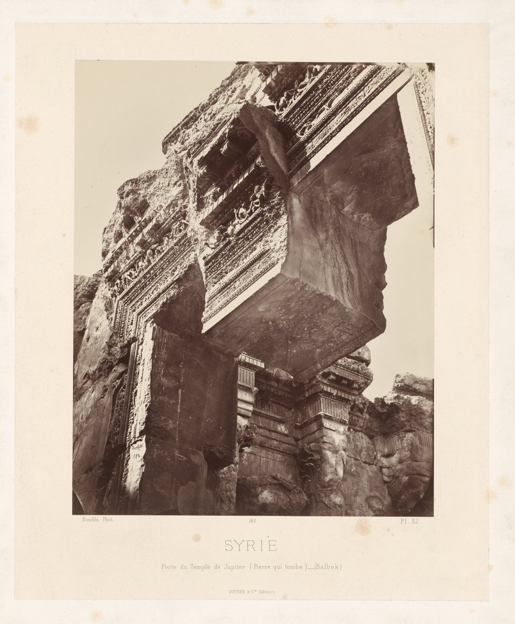Gezicht op de collonade in het midden van de tempel van Luxor, Egypte door Maison Bonfils