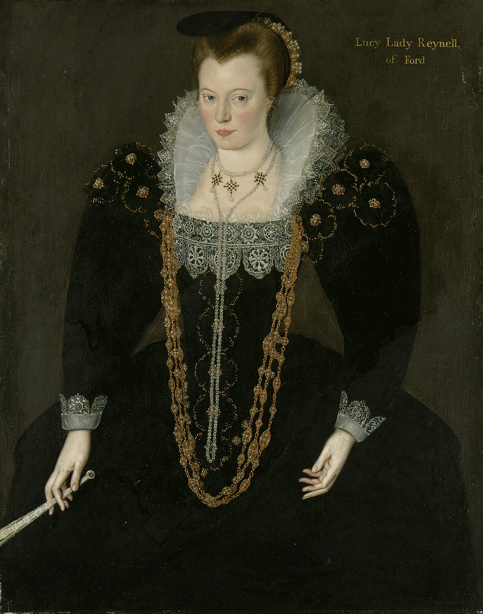 Portret van Lucy, Lady Reynell van Ford, driekwart lengte, in een donkere jurk met een witte kanten kraag en gouden en parelkettingen, met een waaier in haar rechterhand met identificerende inscriptie door Marcus the Younger Gheeraerts