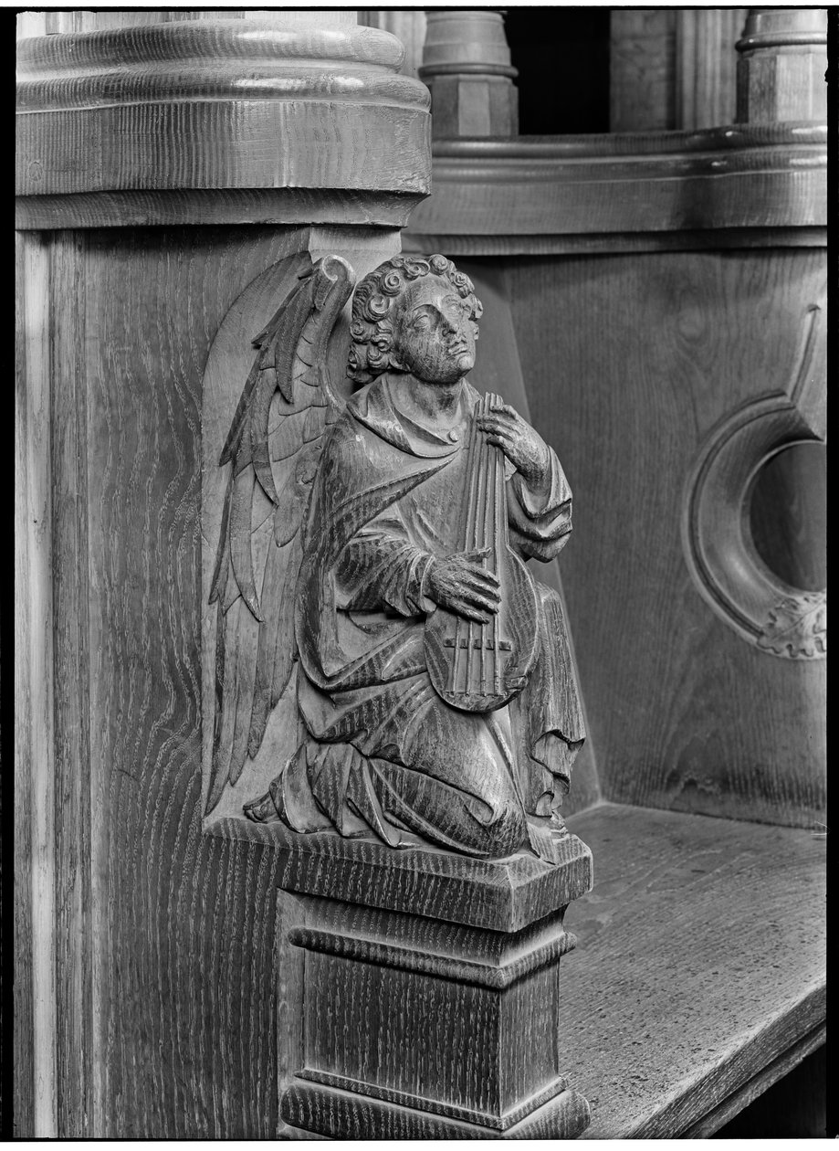 Detail van een houtsnijwerk op het koorgestoelte van de aartsdiaken in de kathedrale kerk, voorstellende een engel met een snaarinstrument door Margaret Florence Harker
