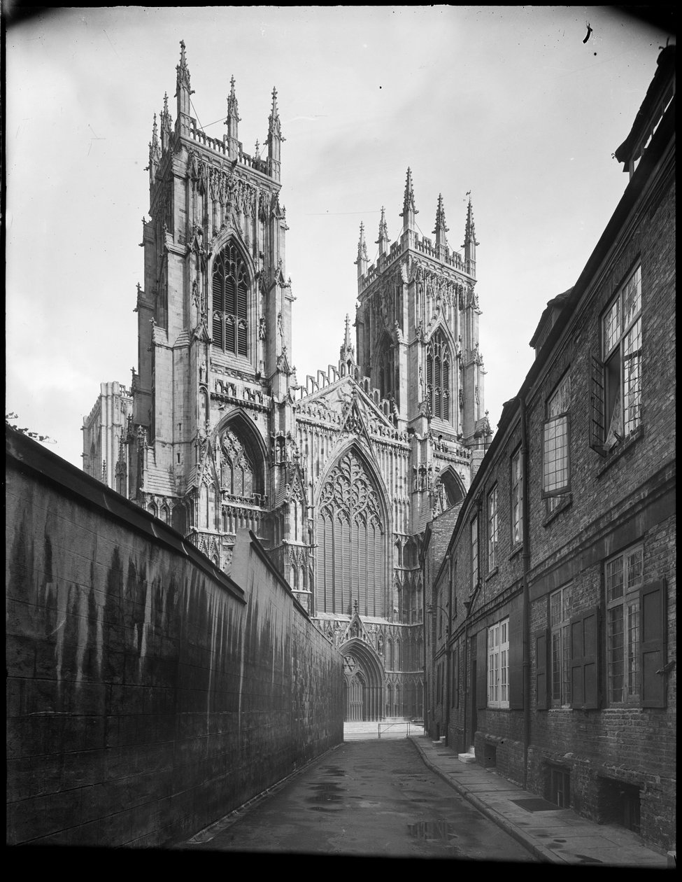 Gezicht op de westgevel van de minsterkerk, uit het noordwesten door Margaret Florence Harker