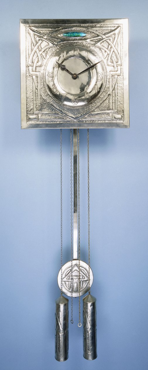 Een wandklok door Margaret Gilmour (1860-1942), versierd in repoussé met Keltische entrelac ontwerpen door Margaret Gilmour