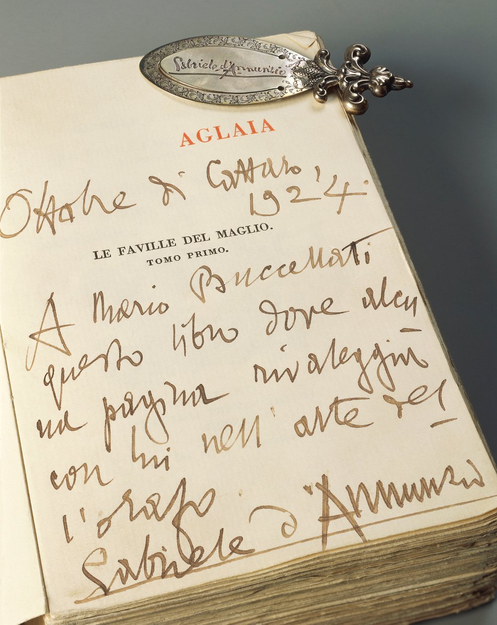 Zilveren boekenlegger met versierd handvat, handgemaakt gegraveerd met natuurlijke motieven en autografische handtekening van Gabriele D