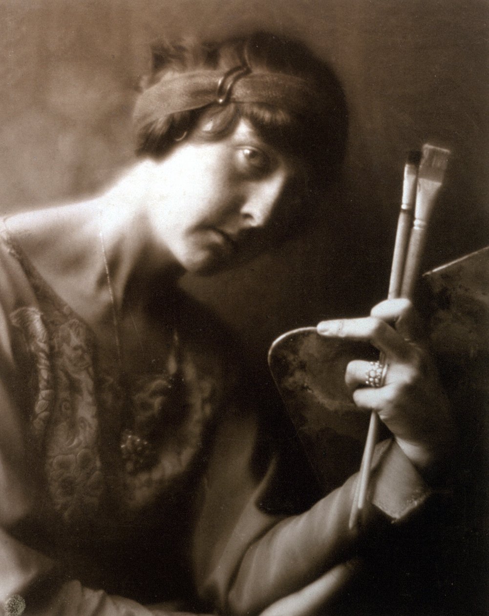 Halflang portret van de schilder Elisabeth Chaplin. Ze houdt twee penselen en een palet in haar linkerhand door Mario Nunes Vais
