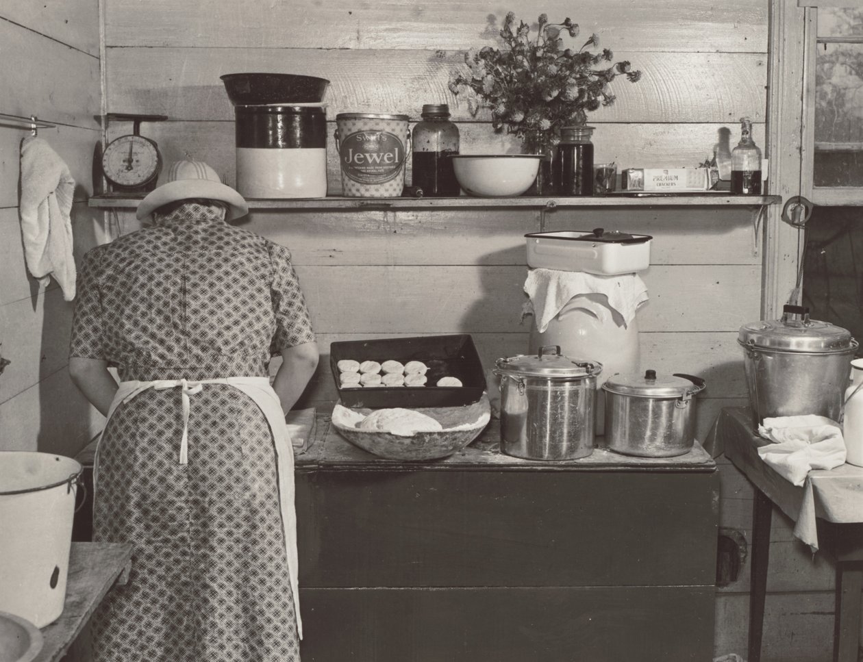 Een familielid van Wilkins maakt koekjes voor het avondeten op de dag van de maïshucking bij Mrs. Fred Wilkins thuis in de buurt van Tallyho, Granville County. Noord-Carolina door Marion Post Wolcott