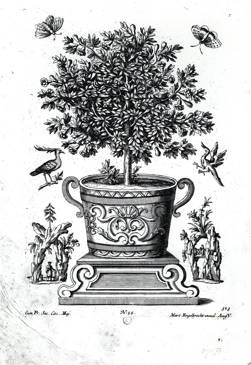 Sierboom in een urn op een klein podium door Martin Engelbrecht