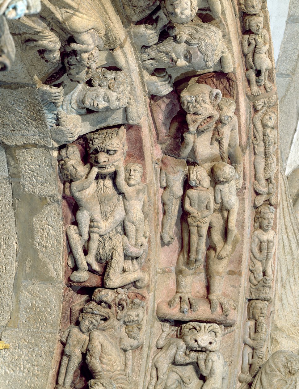 Detail van de Portico de la Gloria met scènes van de Hel door Master Mateo