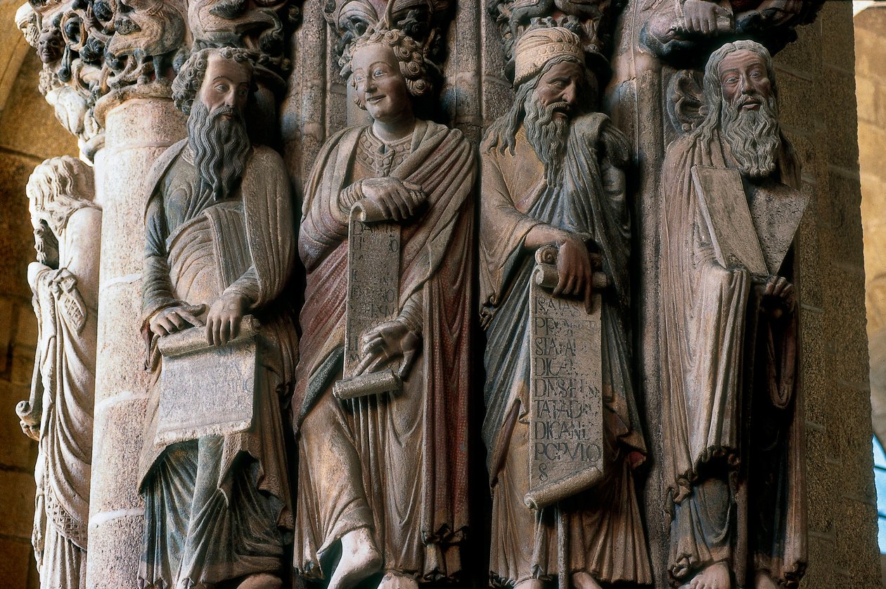 Detail van het Portico van Glorie: Groep van profeten (rechts naar links Mozes, Jesaja, Daniël en Jeremia). Gemaakt door Meester Mateo (1188) Interieur van de Kathedraal van Santiago de Compostela door Master Mateo