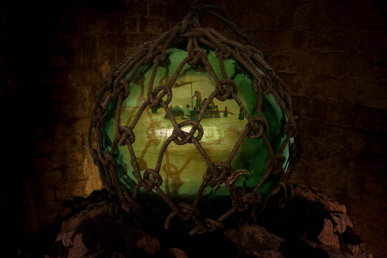 Asylum, 2001 (glas, touw, water, rotsen, DVD en videoprojectie) door Mat Collishaw