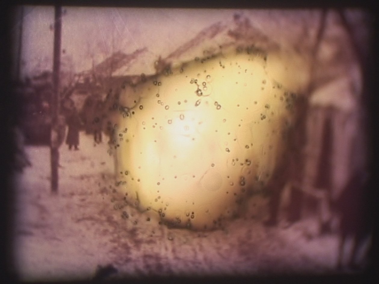 Barbarossa, 2002 (videoprojector en gesimuleerde diaprojector) door Mat Collishaw