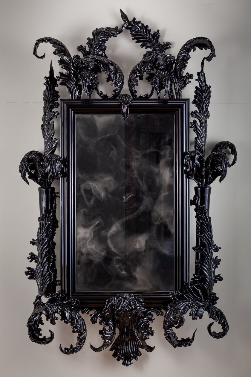 East of Eden, 2013 (Zwart Murano glas, bewakingsspiegel, staal, hout, lak, LCD scherm en harde schijf) door Mat Collishaw