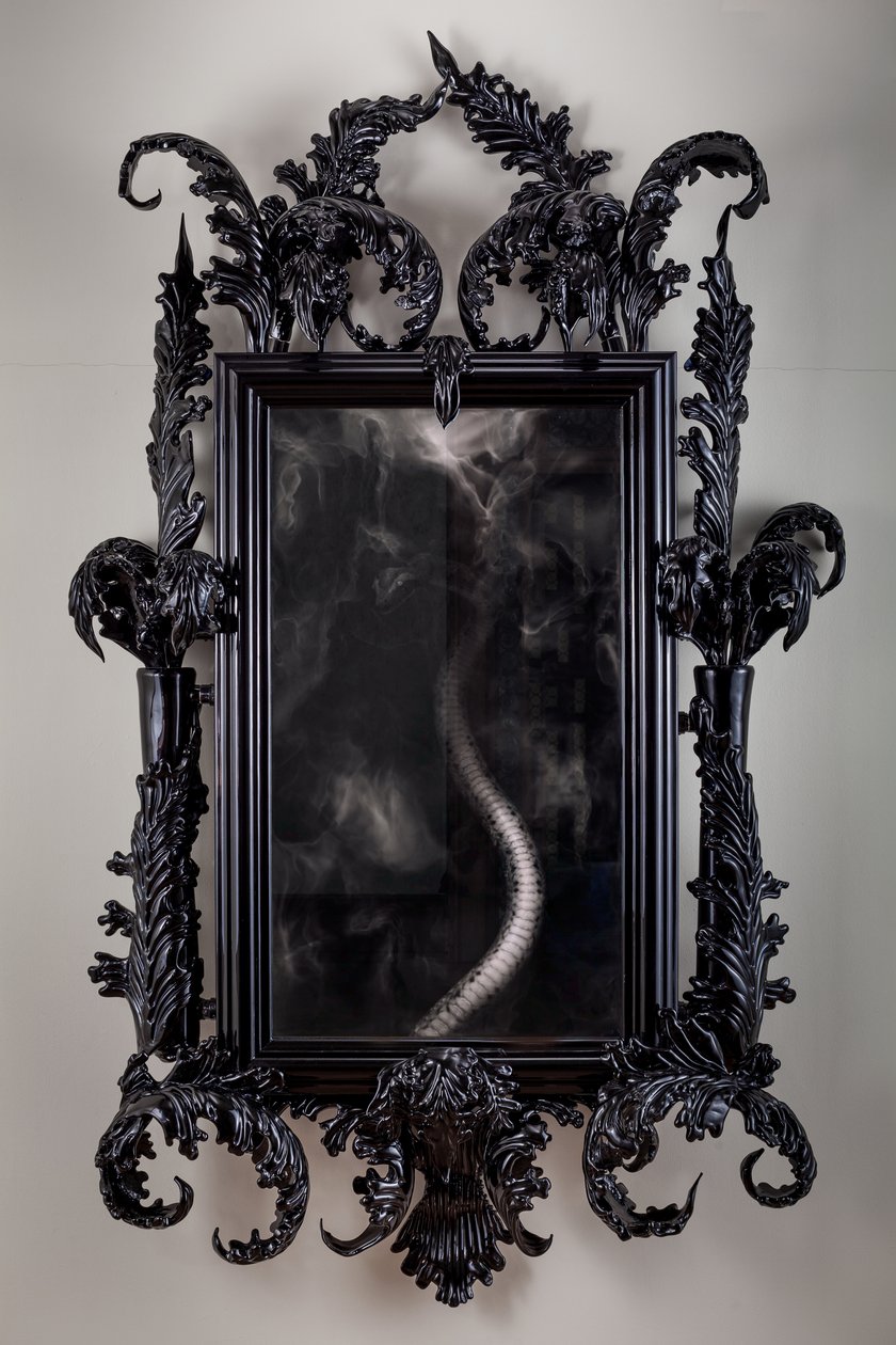 East of Eden, 2013 (Zwart Murano glas, bewakingsspiegel, staal, hout, lak, LCD scherm en harde schijf) door Mat Collishaw