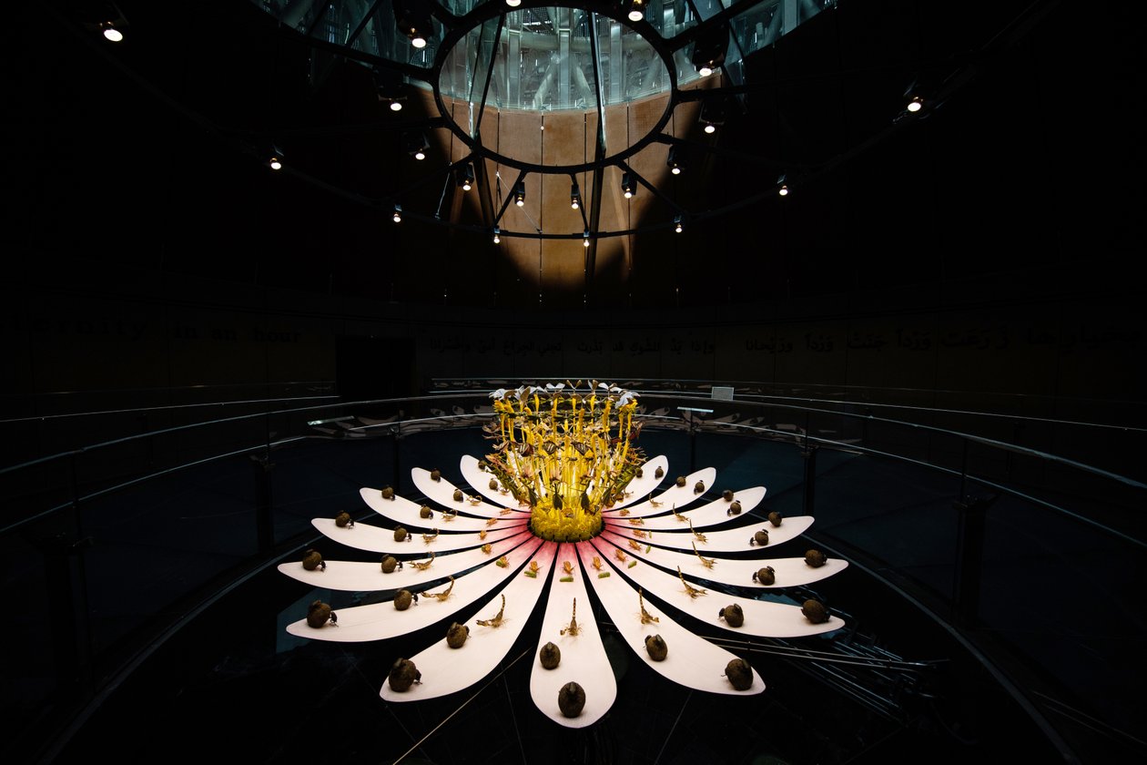 Equinox, 2021 (acryl, elektrische schakeling, hydraulica, lak, motor, verf, gerecycled hars, staal) door Mat Collishaw