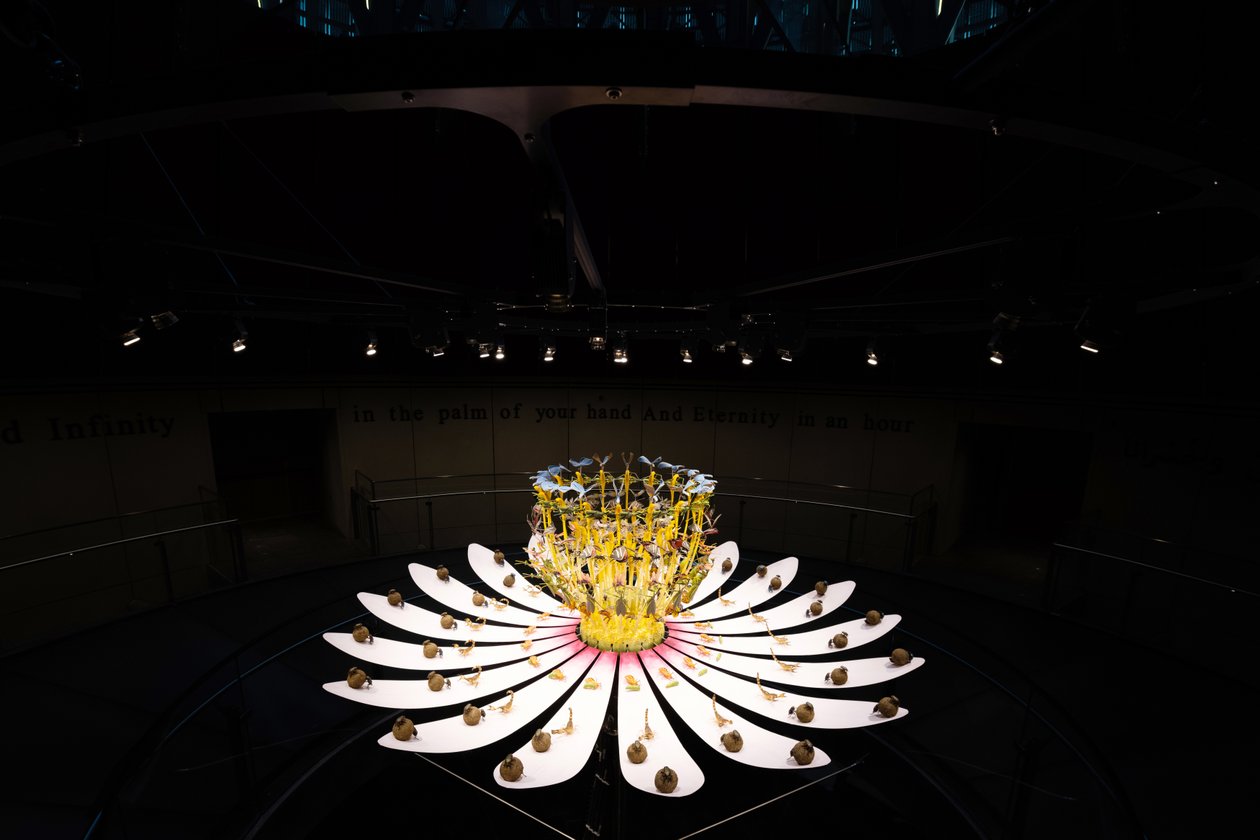 Equinox, 2021 (acryl, elektrische schakeling, hydraulica, lak, motor, verf, gerecycled hars, staal) door Mat Collishaw