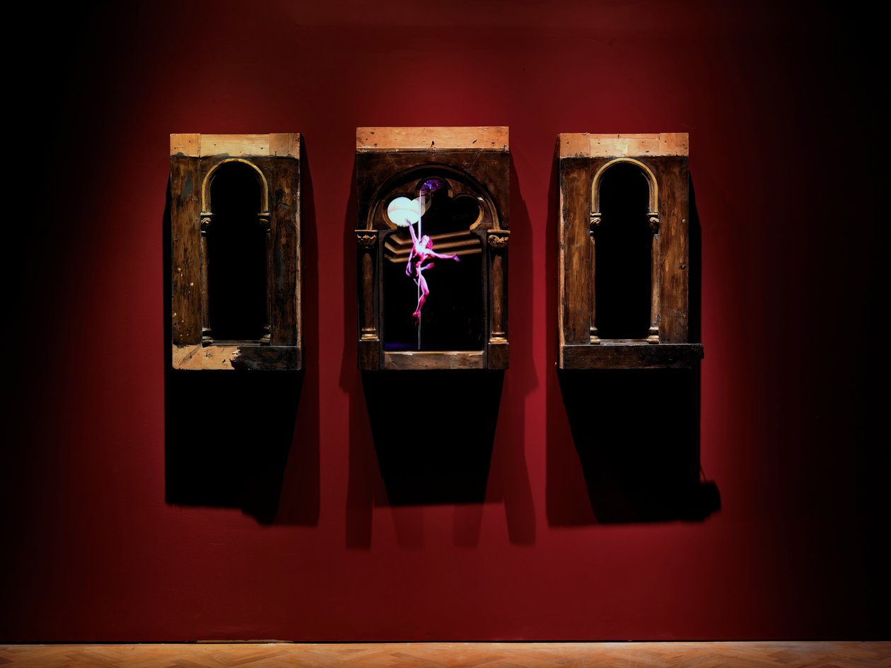 For Your Eyes Only, 2010 (Hout, staal, bewakingsspiegel, LCD-schermen, harde schijf) door Mat Collishaw