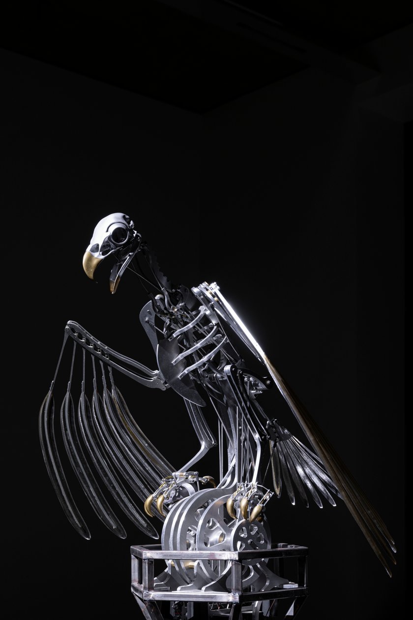 The Nerve Rack, 2019 (Acetaal, Acryl, Aluminium, Messing, Elektrische schakelingen, Verf, PVC, Hars, Servomotoren, Staal) door Mat Collishaw
