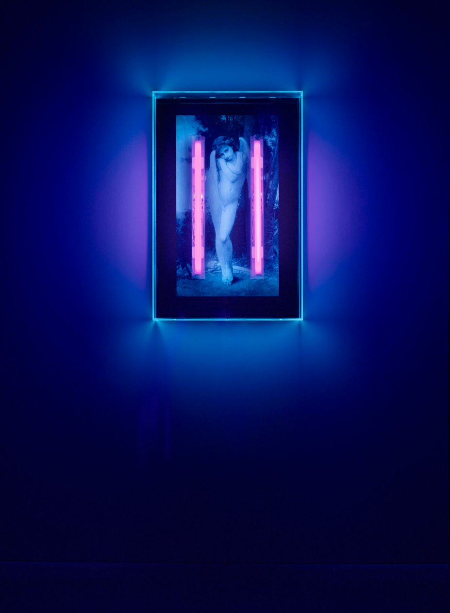 Ultraviolette Engel, 2008 (Ultraviolette inkt op plexiglas doos, 2 ultraviolette neonlichten) door Mat Collishaw