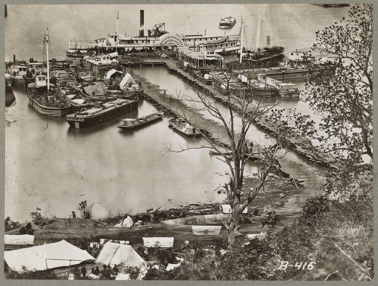 Voorzieningen lossen aan de James River, Virginia, 1865 door Mathew B. Brady