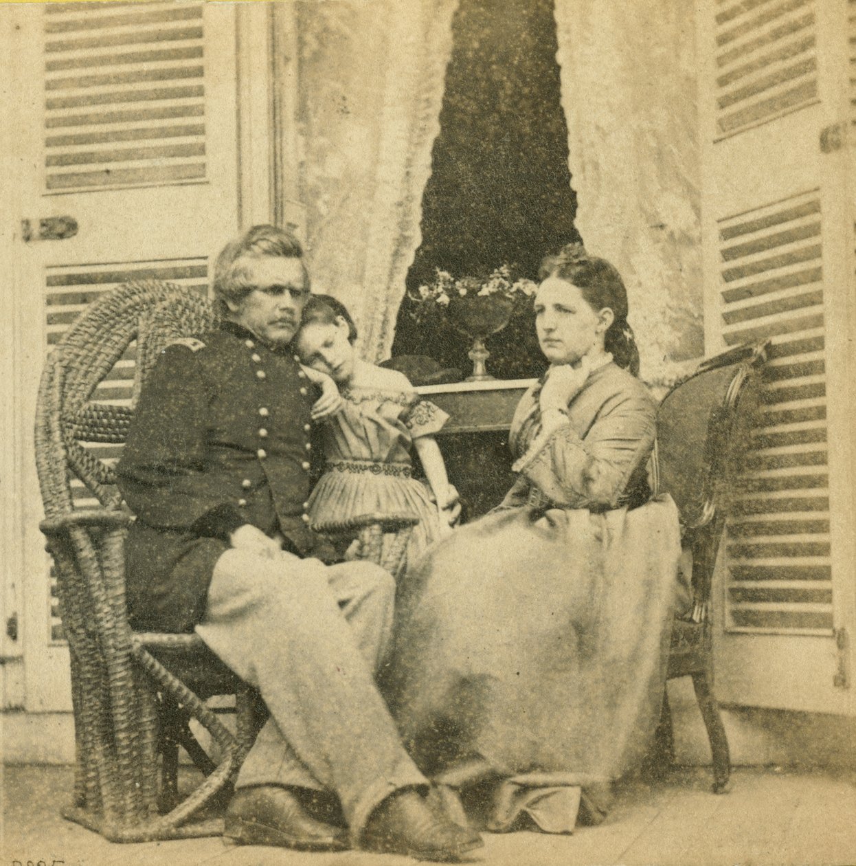 Generaal-majoor Ord met zijn vrouw en kind, in het herenhuis dat voorheen werd bewoond door Jefferson Davis, Richmond, Virginia, 1865 door Mathew B. Brady