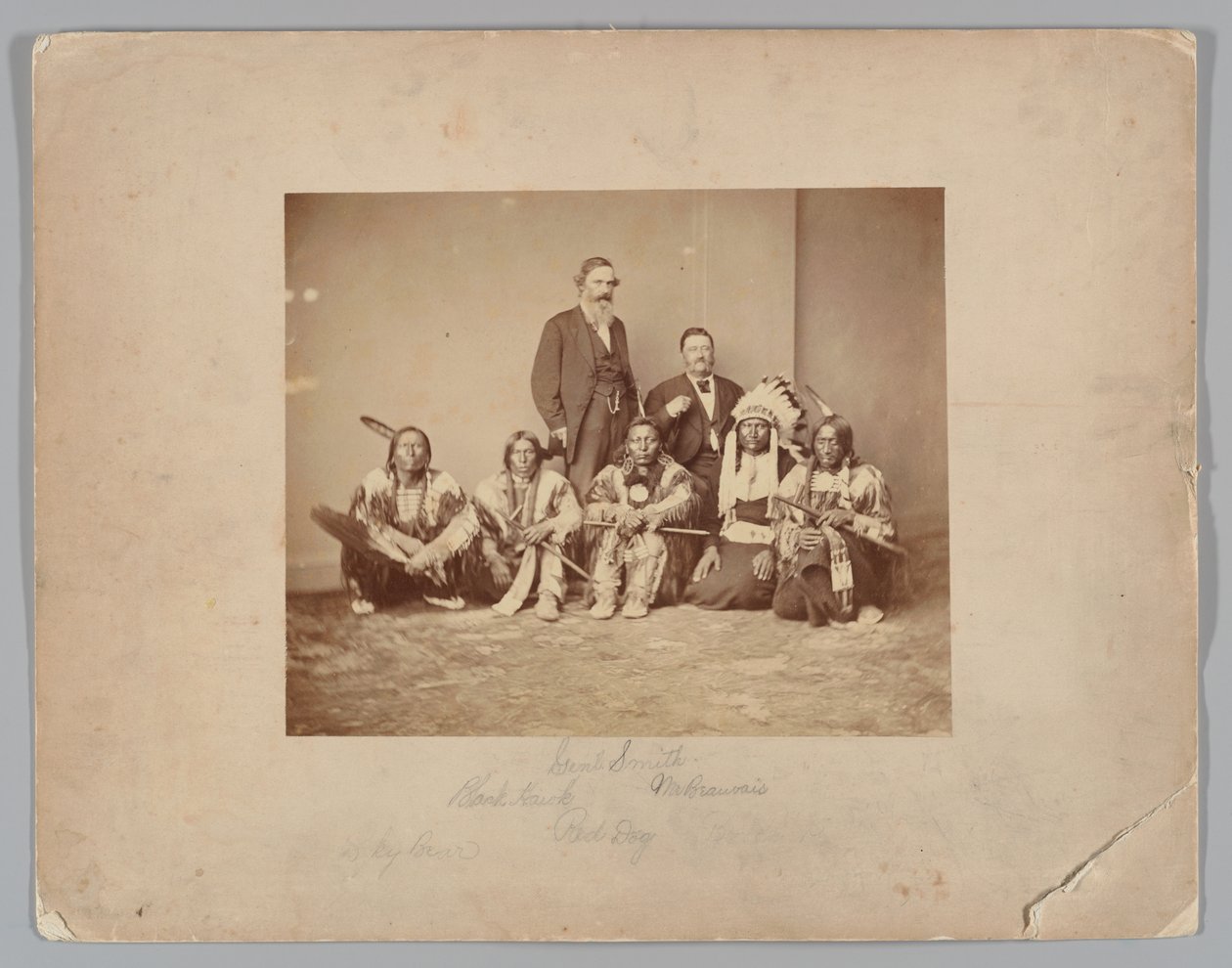 Generaal J. E. Smith en indianen door Mathew B. Brady
