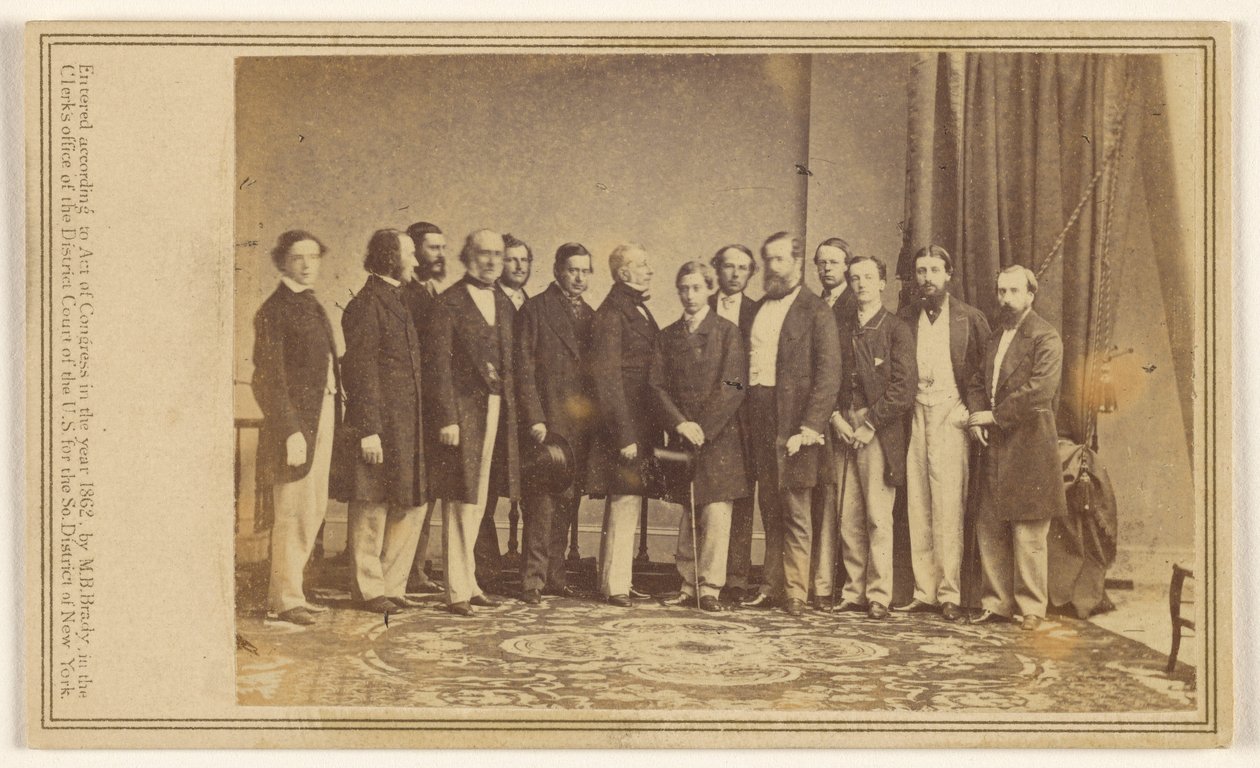 [Groepsfoto van veertien staande mannen]. door Mathew B. Brady