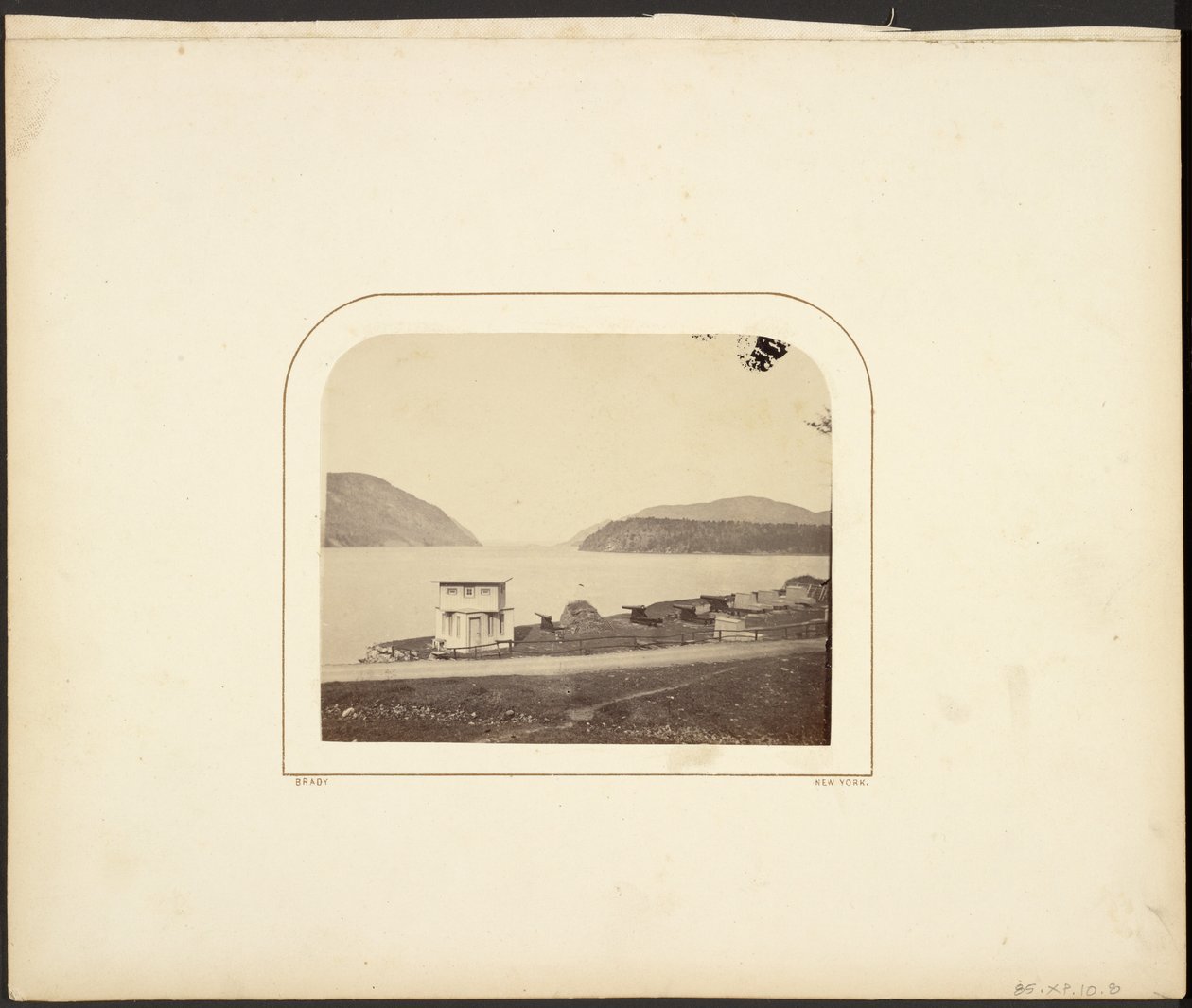 [Landschap met kanonnen] door Mathew B. Brady