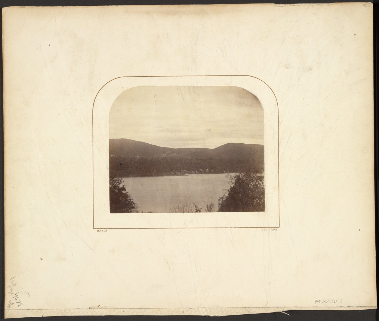 [Landschap met meer] door Mathew B. Brady